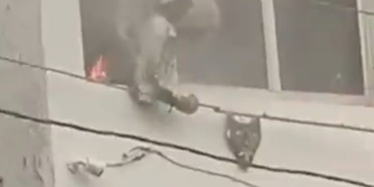 दर्दनाक हादसा! बालकनी में खड़ी बुजुर्ग महिला बिजली के करंट से झुलस कर हुई मौत, वीडियो सोशल मीडिया पर वायरल