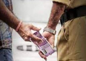 Hardoi News: दरोगा का रुपये लेते हुए वीडियो वायरल