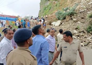 चंबा के पास हुआ भूस्खलन, टैक्सी पार्किंग में मलबा गिरने से मची अफरा-तफरी, तीन लोगों के शव बरामद