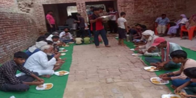 कुत्ते की तेरहवीं पर हवन का आयोजन, दावत खाकर बोले ग्रामीण, बहुत वफादार था मुन्ना