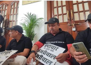 दिल्ली विधानसभा में हंगामा, CM दफ्तर के बाहर धरने पर बैठे BJP विधायक