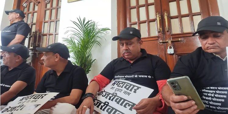 दिल्ली विधानसभा में हंगामा, CM दफ्तर के बाहर धरने पर बैठे BJP विधायक