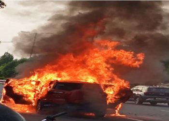 Noida Car Fire: एक्सप्रेसवे पर सरपट दौड़ती कार में अचनाक लगी आग, ऊंची लपटों के बीच मां-बेटे ने ऐसे बचाई जान