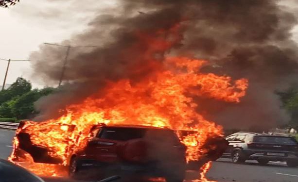 Noida Car Fire: एक्सप्रेसवे पर सरपट दौड़ती कार में अचनाक लगी आग, ऊंची लपटों के बीच मां-बेटे ने ऐसे बचाई जान