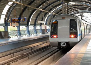 दिल्ली मेट्रो के आगे कूदकर युवक ने दी जान, सामने आया रोंगटे खड़े करने वाला Video