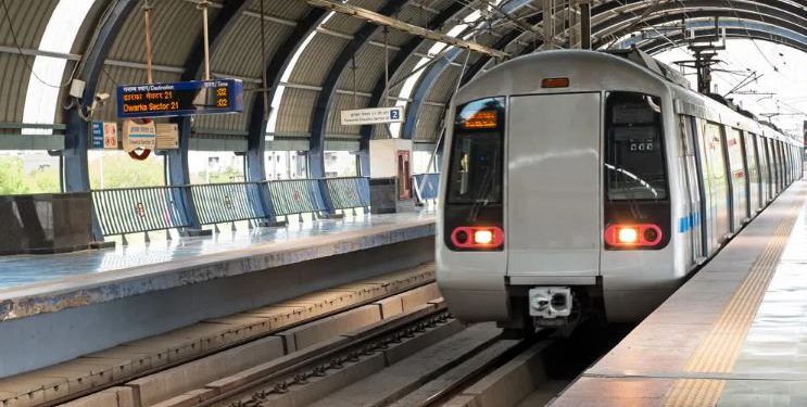 दिल्ली मेट्रो के आगे कूदकर युवक ने दी जान, सामने आया रोंगटे खड़े करने वाला Video