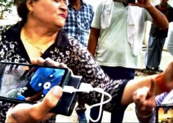 नायब तहसीलदार ने नाबालिग छात्रा को मारा थप्पड़, लोगों का फूटा आक्रोश, वापस जाना पड़ा