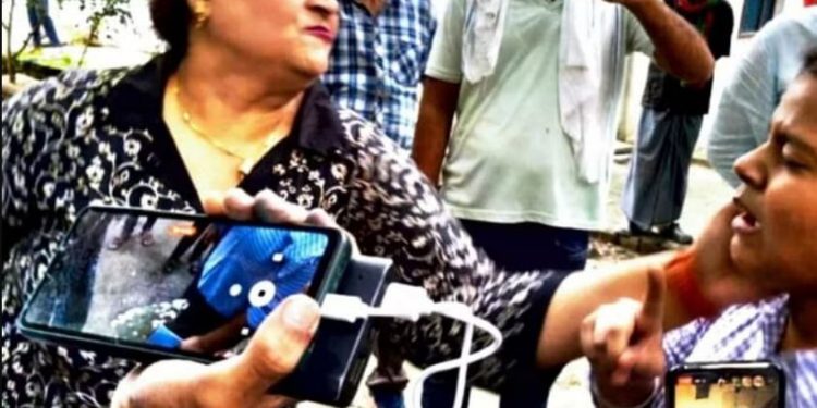 नायब तहसीलदार ने नाबालिग छात्रा को मारा थप्पड़, लोगों का फूटा आक्रोश, वापस जाना पड़ा