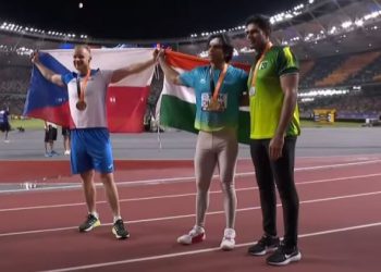 पाकिस्तानी खिलाड़ी को हराकर विश्व चैंपियन बने नीरज चोपड़ा, फोटो के लिए अरशद नदीम को बुलाकर जीता दिल