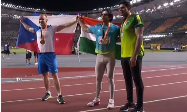 पाकिस्तानी खिलाड़ी को हराकर विश्व चैंपियन बने नीरज चोपड़ा, फोटो के लिए अरशद नदीम को बुलाकर जीता दिल