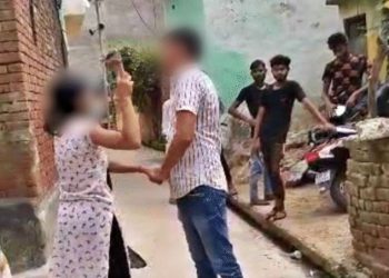 पंचायत का अनोखा फरमान, किशोरी के छेड़छाड़ के आरोपी को मिली 15 चप्पलों की सजा, पिटाई का वीडियो वायरल