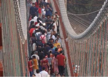 रामझुला पुल पर रोकी गई पर्यटकों की आवाजाही: गंगा के तेज बहाव और बारिश से पुल की नींव में आई दरार, पुल के दोनों ओर पुलिस तैनात