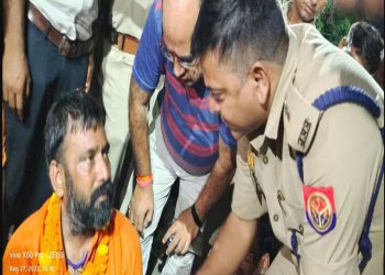 अमरोहा में सिपाही ने तानी राइफल : कांवड़ियों का रौद्र रूप के आगे बेबस हुई पुलिस, करना ही पड़ा निलंबन