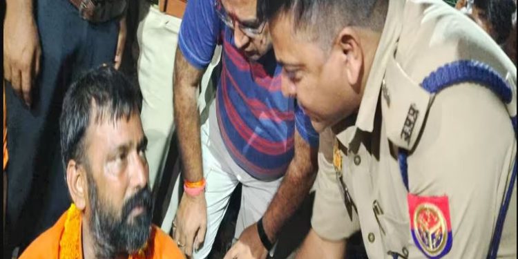 अमरोहा में सिपाही ने तानी राइफल : कांवड़ियों का रौद्र रूप के आगे बेबस हुई पुलिस, करना ही पड़ा निलंबन