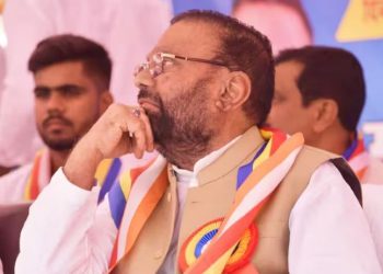 सपा के कार्यक्रम में स्वामी प्रसाद मौर्य पर फेंका गया जूता, आरोपी को कार्यकर्ताओं ने पीटा