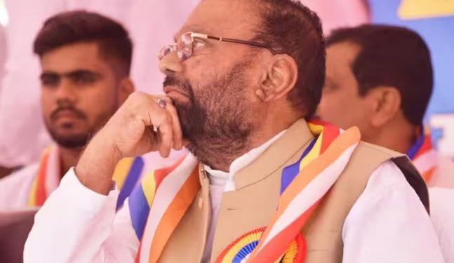 सपा के कार्यक्रम में स्वामी प्रसाद मौर्य पर फेंका गया जूता, आरोपी को कार्यकर्ताओं ने पीटा