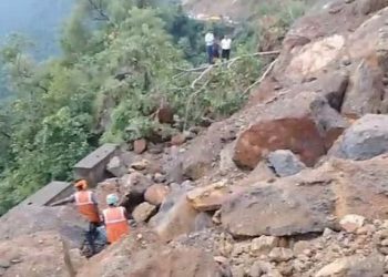 तोता घाटी में भूस्खलन से ऋषिकेश-बदरीनाथ हाईवे हुआ बंद, 60 किमी अतिरिक्त दूरी तय कर नरेंद्र नगर से जा रहे यात्री