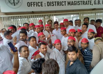 समाजवादी पार्टी के कार्यकर्ताओं ने निजी स्कूलों की मनमानी व NPCL की लापरवाही के खिलाफ किया प्रदर्शन