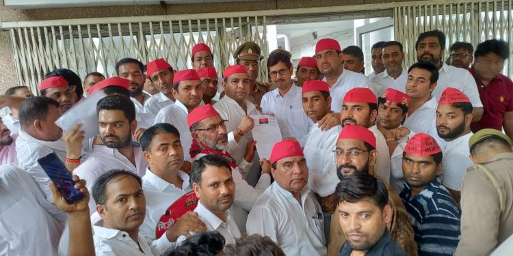 समाजवादी पार्टी के कार्यकर्ताओं ने निजी स्कूलों की मनमानी व NPCL की लापरवाही के खिलाफ किया प्रदर्शन