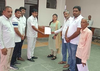 शिव नाडर यूनिवर्सिटी और यूपीसीडा से प्रभावित किसानों ने मांगो को लेकर मुख्यमंत्री के नाम सौंपा ज्ञापन