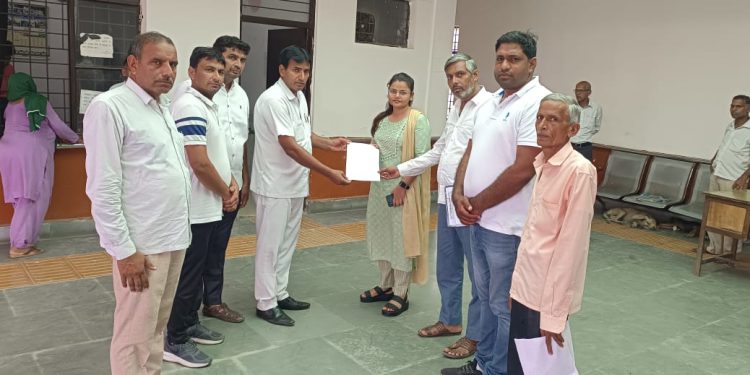 शिव नाडर यूनिवर्सिटी और यूपीसीडा से प्रभावित किसानों ने मांगो को लेकर मुख्यमंत्री के नाम सौंपा ज्ञापन