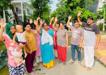 ग्रेटर नोएडा में सीवर ओवरफ्लो की समस्या से परेशान सेक्टर वाशियो ने किया प्रदर्शन