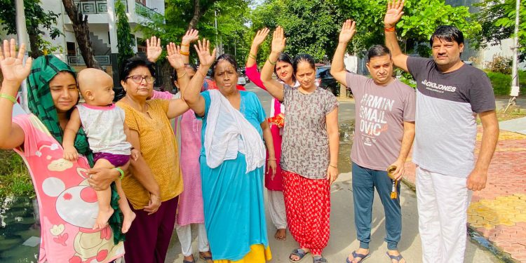 ग्रेटर नोएडा में सीवर ओवरफ्लो की समस्या से परेशान सेक्टर वाशियो ने किया प्रदर्शन