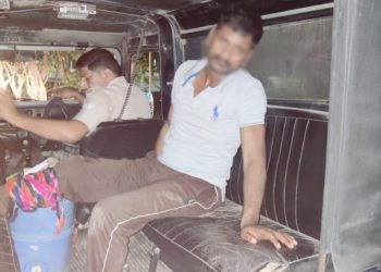 इनामी बदमाश से पुलिस की हुई मुठभेड़, गोली लगने से घायल हुआ बदमाश