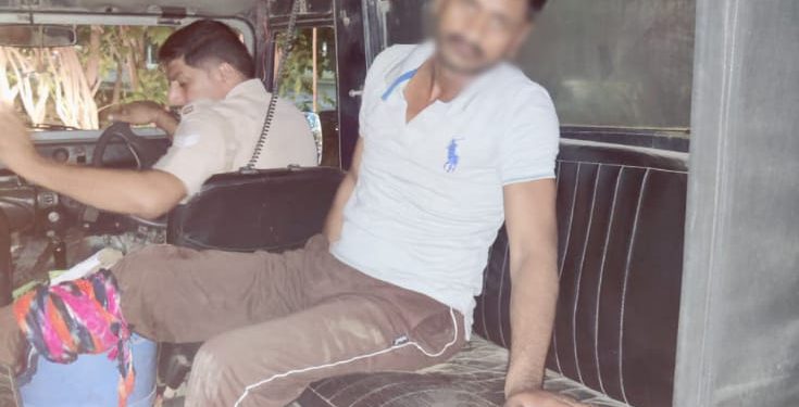 इनामी बदमाश से पुलिस की हुई मुठभेड़, गोली लगने से घायल हुआ बदमाश