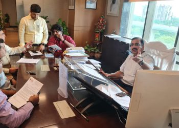 सोसाइटी में फैली दुर्व्यवस्थाओ, मूलभूत सुविधाओं और रजिस्ट्री के लिए सीईओ से की बैठक