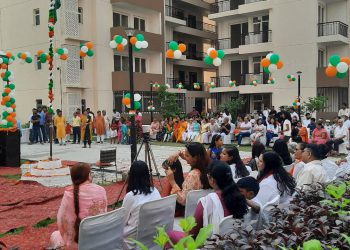 लेजर पार्क सोसायटी में होम बायर्स ने 13 साल बाद फहराया तिरंगा, बुजुर्ग महिला ने जमकर किया डांस