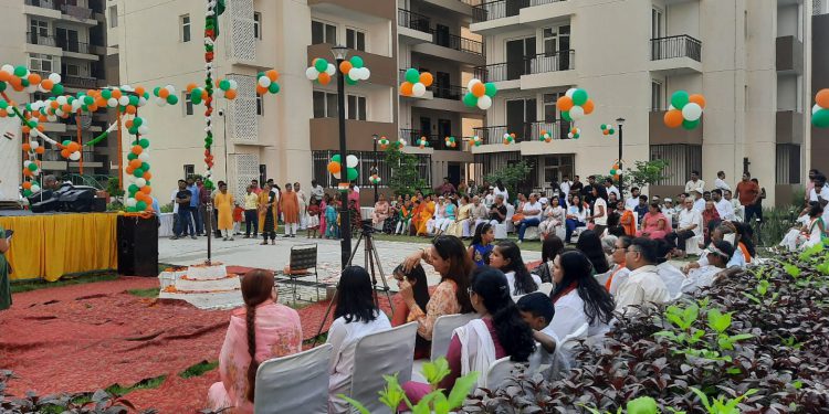 लेजर पार्क सोसायटी में होम बायर्स ने 13 साल बाद फहराया तिरंगा, बुजुर्ग महिला ने जमकर किया डांस