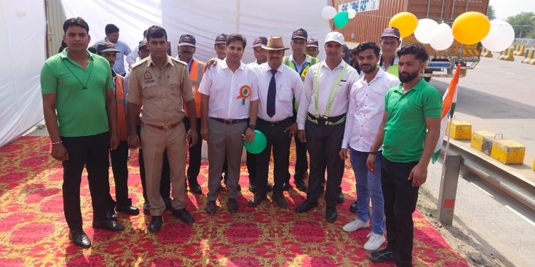 एन एच 91 लुहारली टोल प्लाजा पर धूम धाम से मनाया गया स्वतंत्रता दिवस समारोह