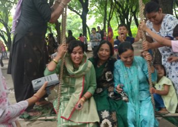 महिलाओं ने हर्षो उल्लास के साथ मनाया हरियाली तीज का त्यौहार डीजे और नृत्य के साथ महिलाओं ने की मस्ती।