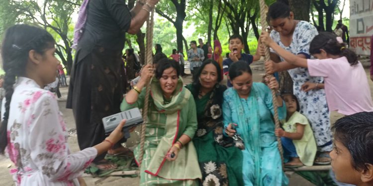 महिलाओं ने हर्षो उल्लास के साथ मनाया हरियाली तीज का त्यौहार डीजे और नृत्य के साथ महिलाओं ने की मस्ती।