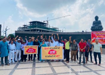 ग्रेटर नोएडा वेस्ट में रजिस्ट्री, पजेशन की मांग को लेकर घर खरीदारों ने किया प्रदर्शन