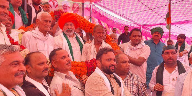 राकेश टिकैत का जेवर में किसानों ने किया जोरदार स्वागत, शोर भूमि का मुआवजा किसानों का हक़