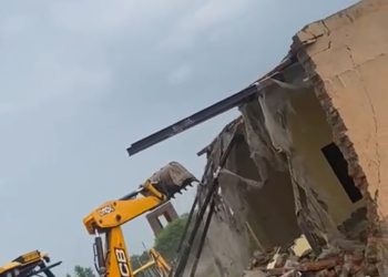 नोएडा इंटरनेशनल एयरपोर्ट के नजदीक अवैध अतिक्रमण पर चला प्राधिकरण के बुलडोजर 200 करोड़ की जमीन को कराया अतिक्रमण मुक्त