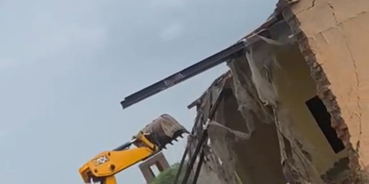 नोएडा इंटरनेशनल एयरपोर्ट के नजदीक अवैध अतिक्रमण पर चला प्राधिकरण के बुलडोजर 200 करोड़ की जमीन को कराया अतिक्रमण मुक्त