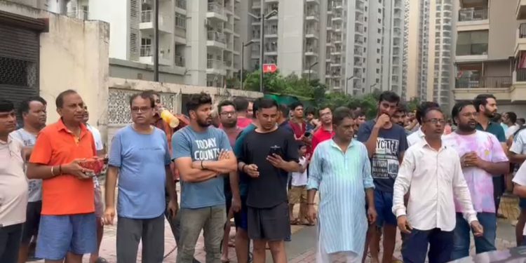 गौर सिटी में अस्थाई मंदिर और मूर्ति को बिल्डर ने जबरन हटाया, निवासियों ने किया विरोध लगाया जाम