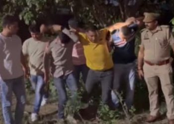 Greater Noida : 5 महीने से जिला बदर चल रहे बदमाश को पुलिस ने किया लंगड़ा, भेजा जेल