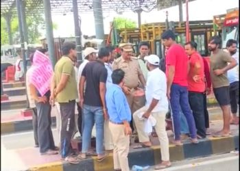 नेशनल हाईवे पर बनी अवैध पार्किंग से परेशान ग्रामीण, हाईवे पर हो रहे है हादसे