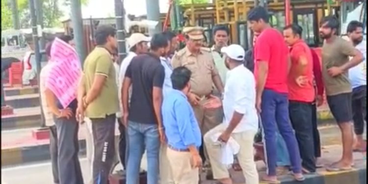 नेशनल हाईवे पर बनी अवैध पार्किंग से परेशान ग्रामीण, हाईवे पर हो रहे है हादसे