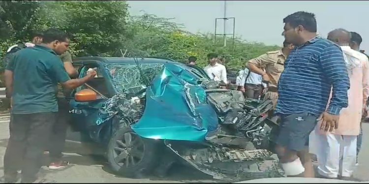 यमुना एक्सप्रेसवे पर श्रद्धालुओं की कार का हुआ एक्सीडेंट, चार लोग हुए घायल