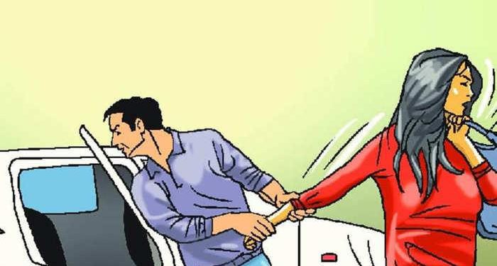 सरेराह छात्रा से छेड़छाड़, जबरन कार में बैठाने की कोशिश