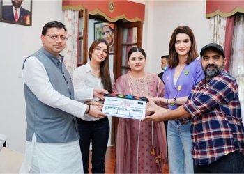 उत्तराखंड सीएम आवास पर फिल्म अभिनेत्री कृति सेनन और कनिका ढिल्लन ने मुख्यमंत्री से की मुलाकात