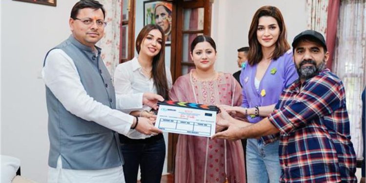 उत्तराखंड सीएम आवास पर फिल्म अभिनेत्री कृति सेनन और कनिका ढिल्लन ने मुख्यमंत्री से की मुलाकात