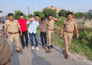 नोएडा पुलिस और दुष्कर्म के आरोपित के बीच मुठभेड़, अरोपी ने SI की पिस्टल छीनकर पुलिस पर की थी फायरिंग