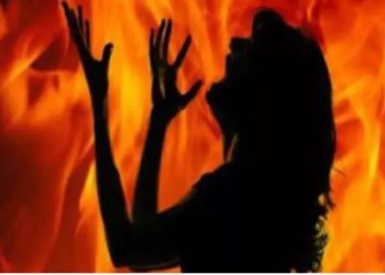 नाबालिग बेटी हुई प्रेग्‍नेंट तो मां और भाई ने उठाया खौफनाक कदम, गला रेता फ‍िर लगा दी आग, रूह कंपा देगी यह घटना