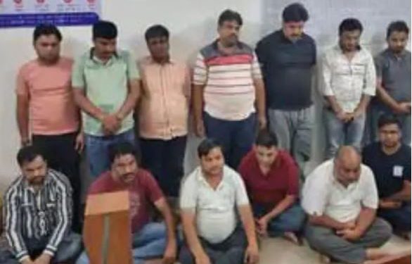 होटल के अंदर जुआ खेलते बुकी संजय कालिया समेत 15 लोग गिरफ्तार, 14 लाख रुपए समेत 22 मोबाइल बरामद